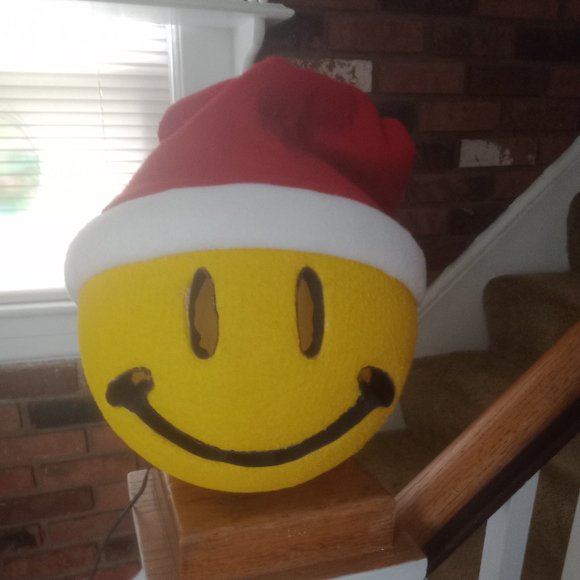 Smiley Santa Display/9"D - Picture 3 of 11